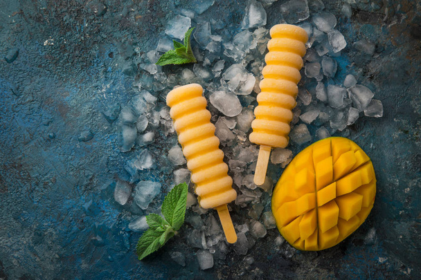 homemade mango popsicles, blue background, top view - Foto, immagini