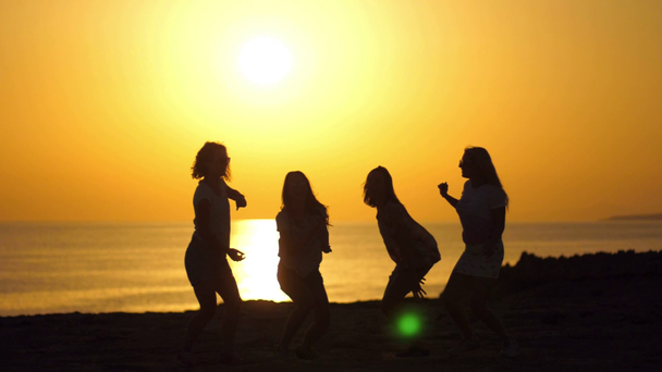 Ευτυχισμένη γυναίκα άλμα σιλουέτες παραλία ηλιοβασίλεμα. Χαρούμενο τρόπο ζωής στη θάλασσα ηλιοβασίλεμα - Πλάνα, βίντεο
