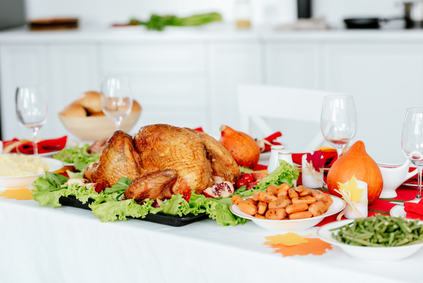 mesa servida con pavo al horno y deliciosos platos para la cena de Acción de Gracias
 - Foto, Imagen