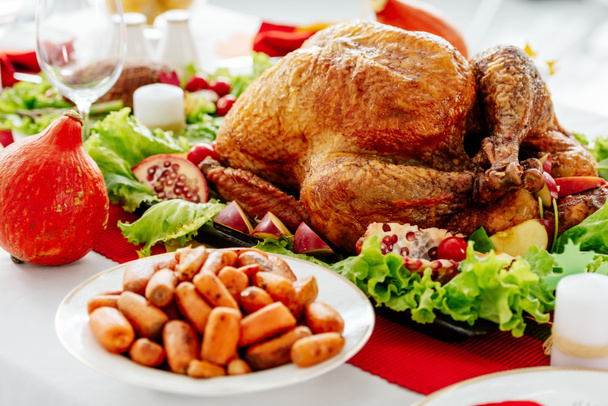 焼きたてのトルコとニンジンの感謝祭のディナーと提供のテーブルの選択と集中 - 写真・画像