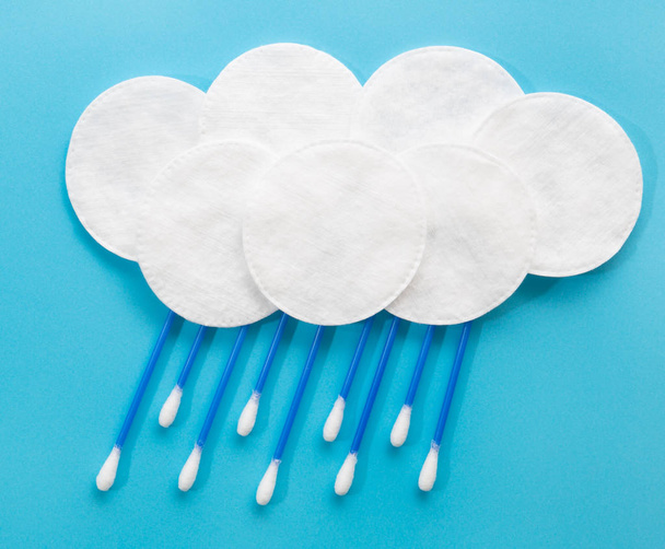Cloud and rain made of cotton swabs and cotton discs - Foto, Bild