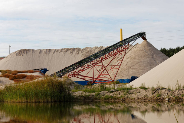 Вид на котлован с конвейером и песчаной горой
 - Фото, изображение