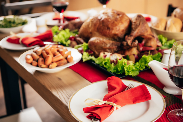 селективный акцент сервируемого стола с вином и вкусными блюдами на рождественский ужин
 - Фото, изображение
