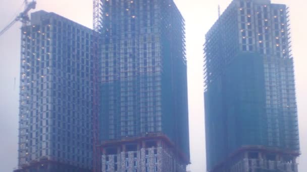 Városi tájkép épület. Felhőkarcoló építése - Felvétel, videó