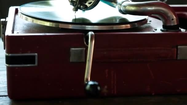 古いレコード プレーヤーは、音楽のレコードを再生します。. - 映像、動画