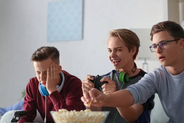 Les adolescents jouent à des jeux vidéo à la maison
 - Photo, image