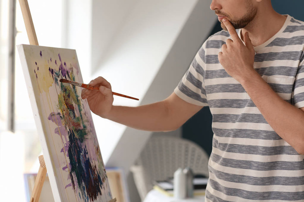 Artista masculino pintando en taller
 - Foto, Imagen