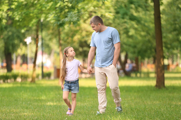 Boldog apa és lánya zöld parkban - Fotó, kép