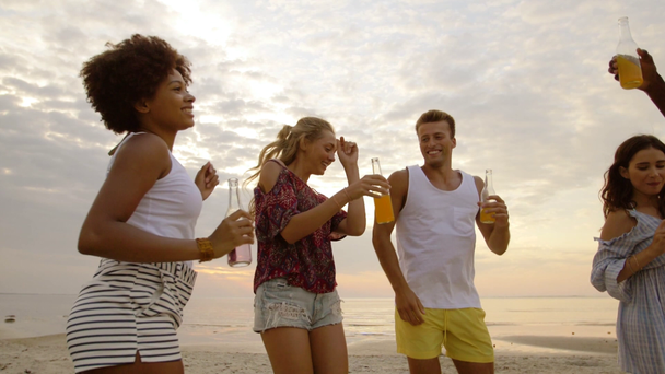 onnellisia ystäviä tanssimassa kesällä rantabileissä
 - Materiaali, video