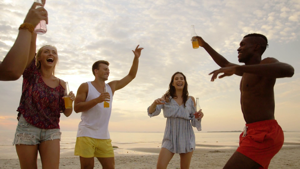 Κόμμα χαρούμενος τους φίλους να χορεύουν στην παραλία το καλοκαίρι - Πλάνα, βίντεο