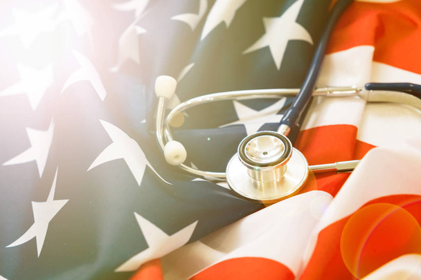 Amerikan bayrağı stetoskop yakın çekim fotoğraf - Fotoğraf, Görsel