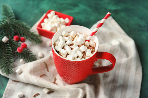 Copo de cacau delicioso com marshmallows na mesa verde
 - Foto, Imagem
