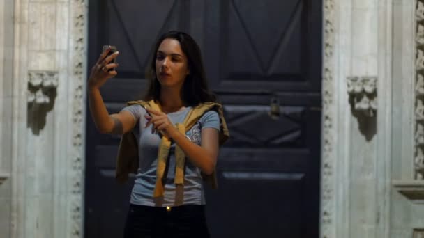 Donna allegra che si fa un selfie mobile. Immagine con la mano segno v
 - Filmati, video