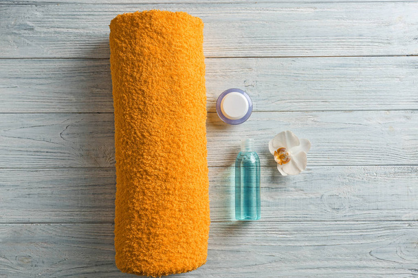 Schone zachte handdoek met cosmetica op Lichttafel - Foto, afbeelding