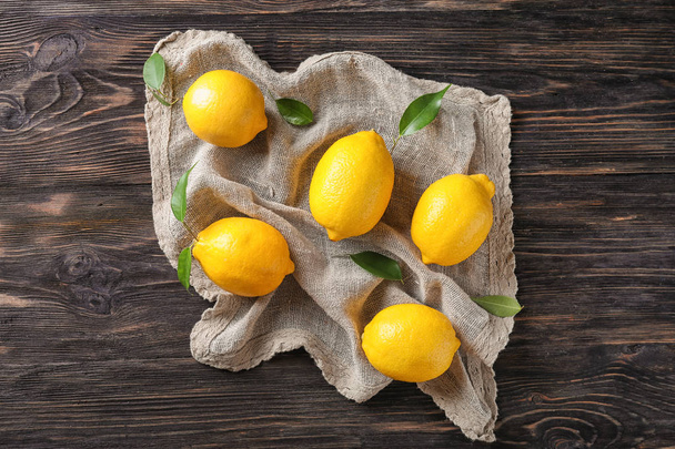 Whole ripe lemons on wooden table - Фото, зображення