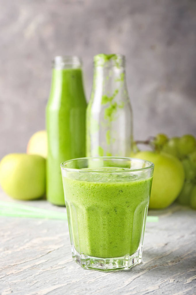 Bicchiere di gustoso frullato verde sul tavolo di legno
 - Foto, immagini