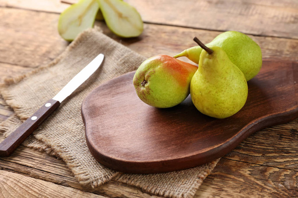 Wooden board with sweet ripe pears on table - Φωτογραφία, εικόνα