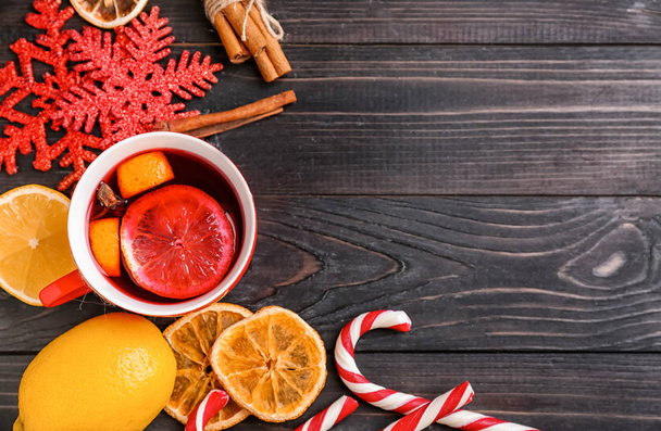 Cup of delicious mulled wine on wooden background, flat lay - Foto, Imagem