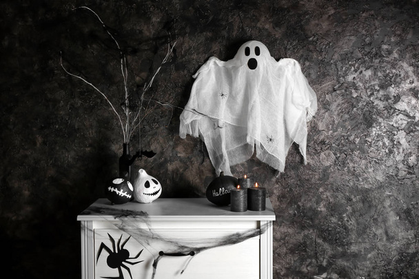 Decoraciones creativas para fiesta de Halloween cerca de la pared gris
 - Foto, imagen