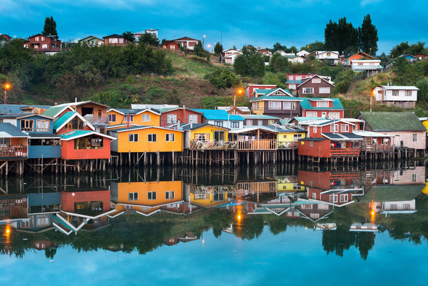 Tradizionali palafitte conosciute come palafitos nella città di Castro a Chiloe Island nel sud del Cile
 - Foto, immagini