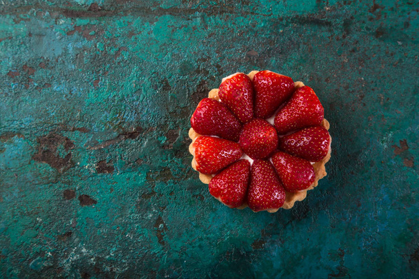 strawberry tartlet  on green background, top view, copy space - Fotoğraf, Görsel