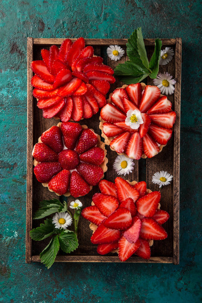 delicious strawberry tarts on green background, top view - Fotoğraf, Görsel
