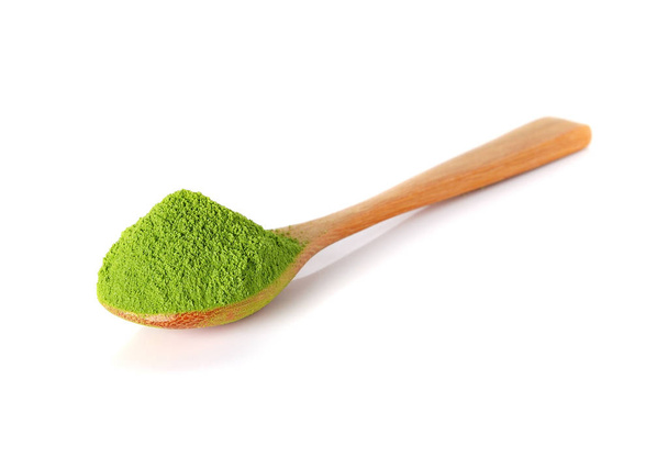 πράσινο τσάι σε σκόνη με κουτάλι μπαμπού που απομονώνονται σε λευκό φόντο - Φωτογραφία, εικόνα