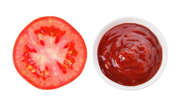 sos pomidorowy i plasterek pomidora na białym tle - Zdjęcie, obraz