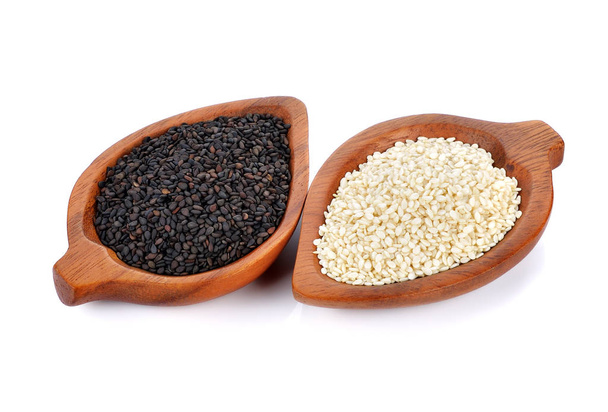 Nasiona sezamu czarno-białego izolowane na białym tle - Zdjęcie, obraz