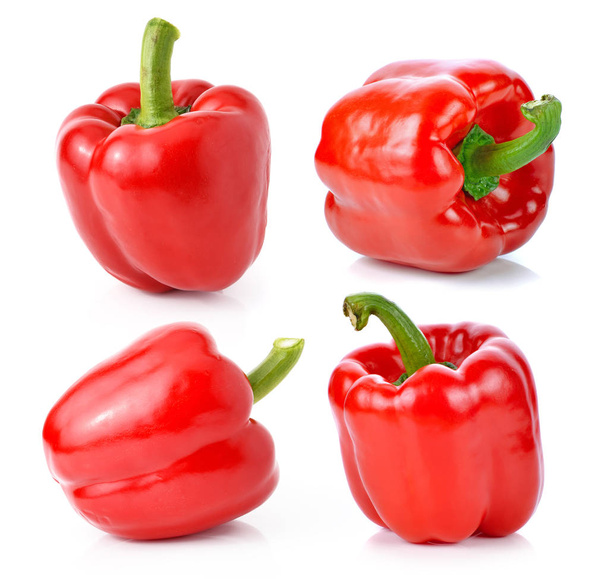 rode peper geïsoleerd op witte achtergrond - Foto, afbeelding