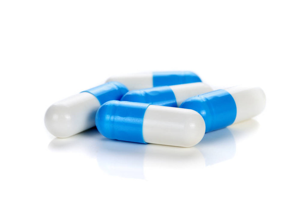 tabletták kapszula fehér háttér - Fotó, kép