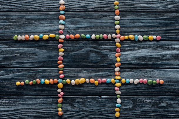 composizione da caramelle deliziose colorate su tavolo di legno
  - Foto, immagini