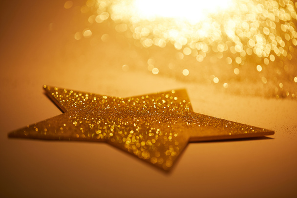 Selektywny fokus złote błyszczące gwiazdy na świąteczne dekoracje - Zdjęcie, obraz