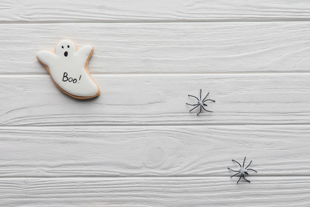 bovenaanzicht van zelfgemaakte halloween cookies op houten achtergrond  - Foto, afbeelding