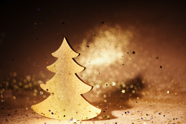goldglänzender Weihnachtsbaum zur Dekoration mit fallenden Pailletten - Foto, Bild