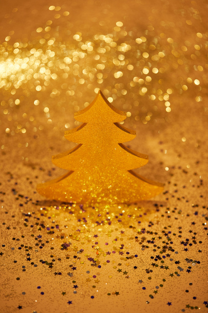 Χρυσή Εορταστικό χριστουγεννιάτικο δέντρο για διακόσμηση με αστραφτερό φόντο - Φωτογραφία, εικόνα
