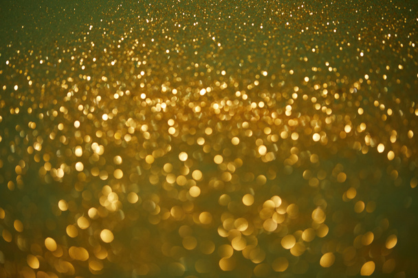 pullu Parlatıcı ile altın ve yeşil bokeh Noel arka plan - Fotoğraf, Görsel