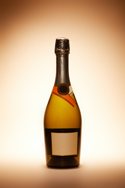 bouteille de champagne isolée sur beige, concept de Noël
 - Photo, image