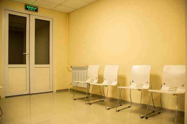 Luminosa nuova sala di ricevimento in ospedale in colori vivaci
 - Foto, immagini