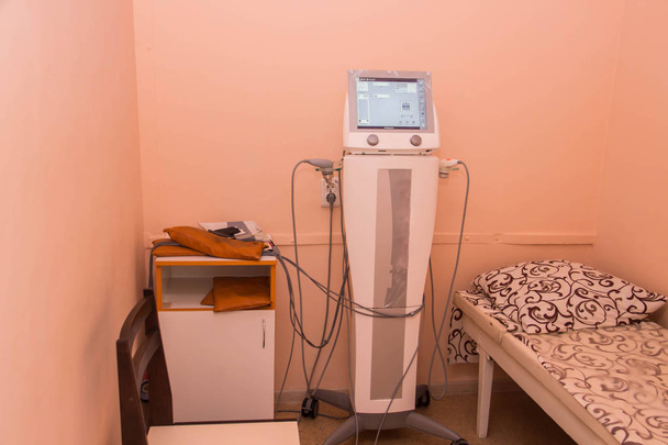 Специальное физиотерапевтическое оборудование в отделении физиотерапии в больнице
 - Фото, изображение