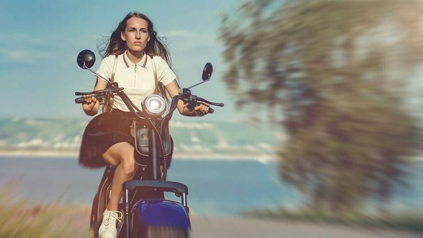 Joven mujer montando Electro Scooter en Country Road
 - Foto, Imagen