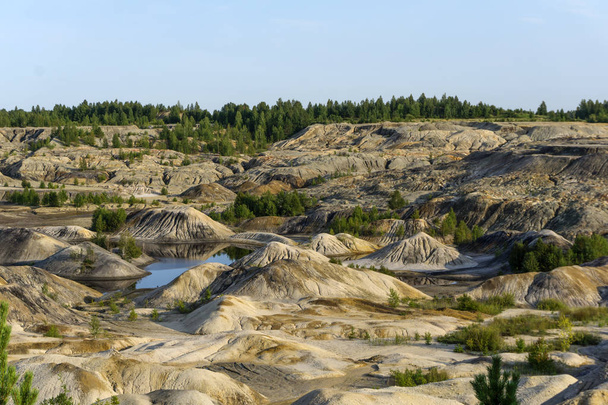 paisagem - lagos no fundo de uma pedreira gasta de mineração de caulim com belas encostas com vestígios de córregos
 - Foto, Imagem