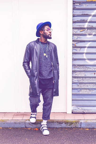 młody mężczyzna afrykański brodaty zewnątrz pozowanie patrząc daleko - łup, styl ulicy, hip-hop koncepcja - Zdjęcie, obraz