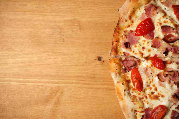 Fresh Italian pizza on wooden desk - Foto, Imagem
