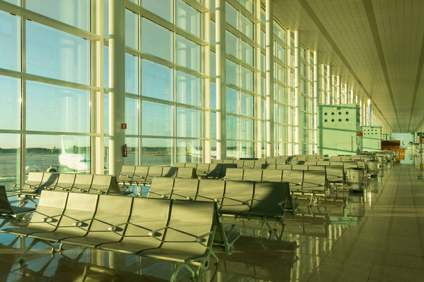 Salón de embarque en el Aeropuerto Internacional de Barcelona El Prat interior. Aeropuerto es uno de los más grandes de Europa
 - Foto, Imagen