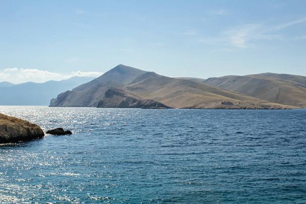 Meri vuoren ja majakan kanssa saarella, saarella Krk, Kroatia
 - Valokuva, kuva