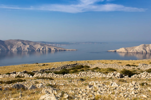 素敵な穏やかな海崖および石、島のクルク島, クロアチア - 写真・画像