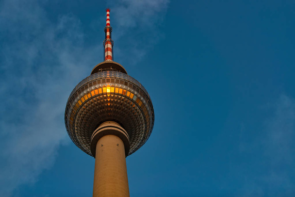 Zrcadlení je televizní věž v Alexanderplatz v Berlíně, slunce západu slunce. - Fotografie, Obrázek