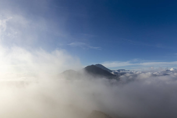 Mount Kintamani und Mount Agung im Nebel vom Gipfel des Mount Batur in Bali, Indonesien. - Foto, Bild