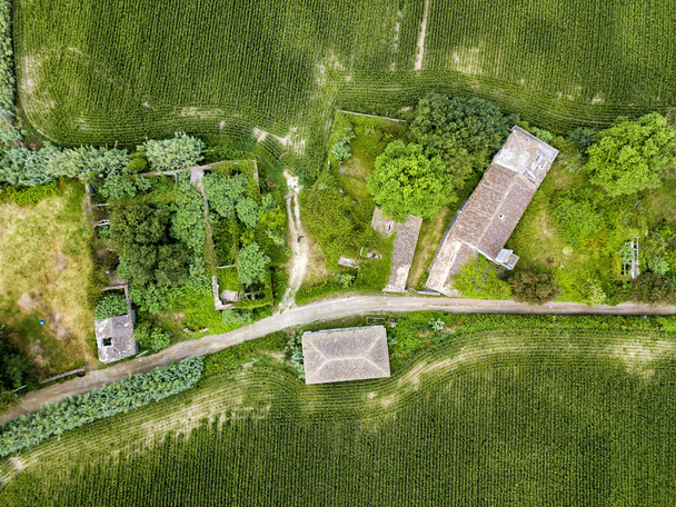 Vista aérea de casas abandonadas fora da aldeia de Ginetes na Ilha de São Miguel em Portugal
. - Foto, Imagem